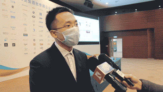 進(jìn)口博覽局招商處處長(zhǎng)王宏偉接受采訪.gif