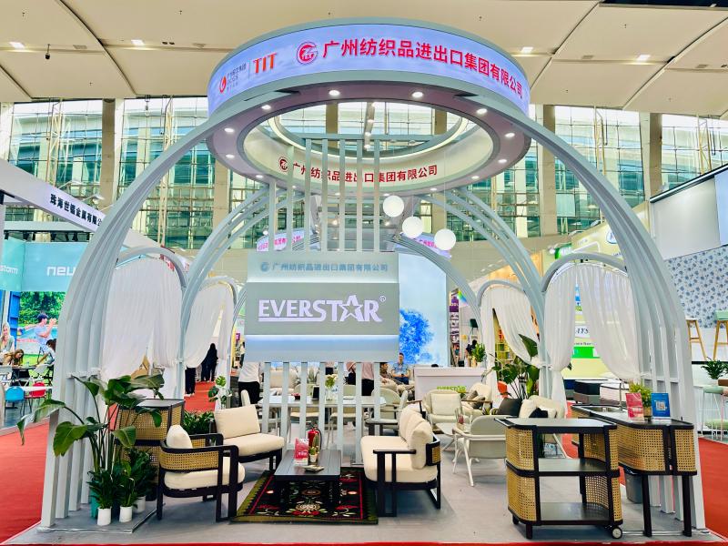 廣州紡織品進(jìn)出口集團(tuán)有限公司的第136屆獲獎廣交會展位設(shè)計搭建圖片