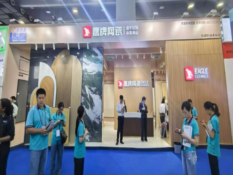 佛山石灣鷹牌陶瓷有限公司的第136屆獲獎廣交會展位設(shè)計搭建圖片