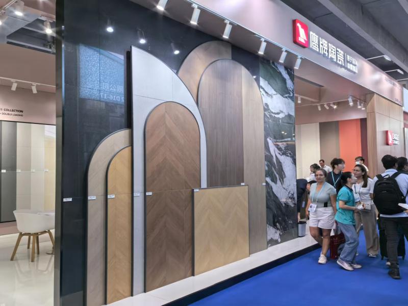 佛山石灣鷹牌陶瓷有限公司的第136屆獲獎廣交會展位設(shè)計圖片