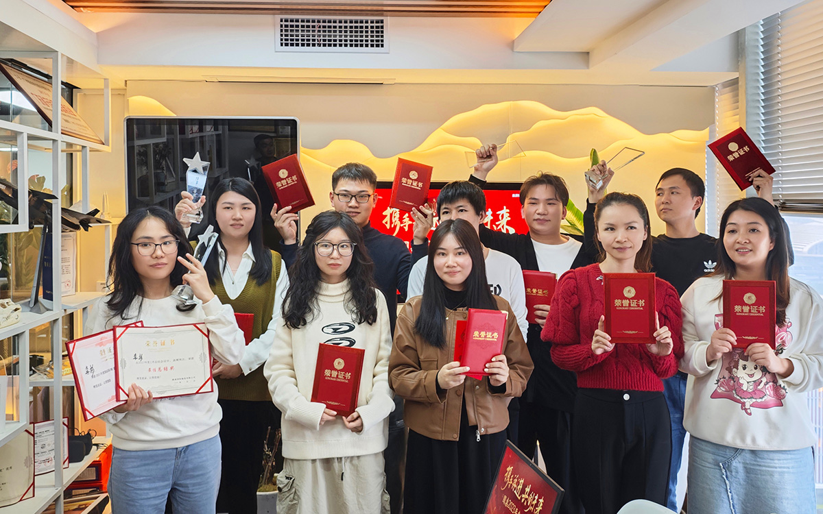 2023年圓桌國際展覽年終頒獎(jiǎng)典禮的獲獎(jiǎng)核心員工合照