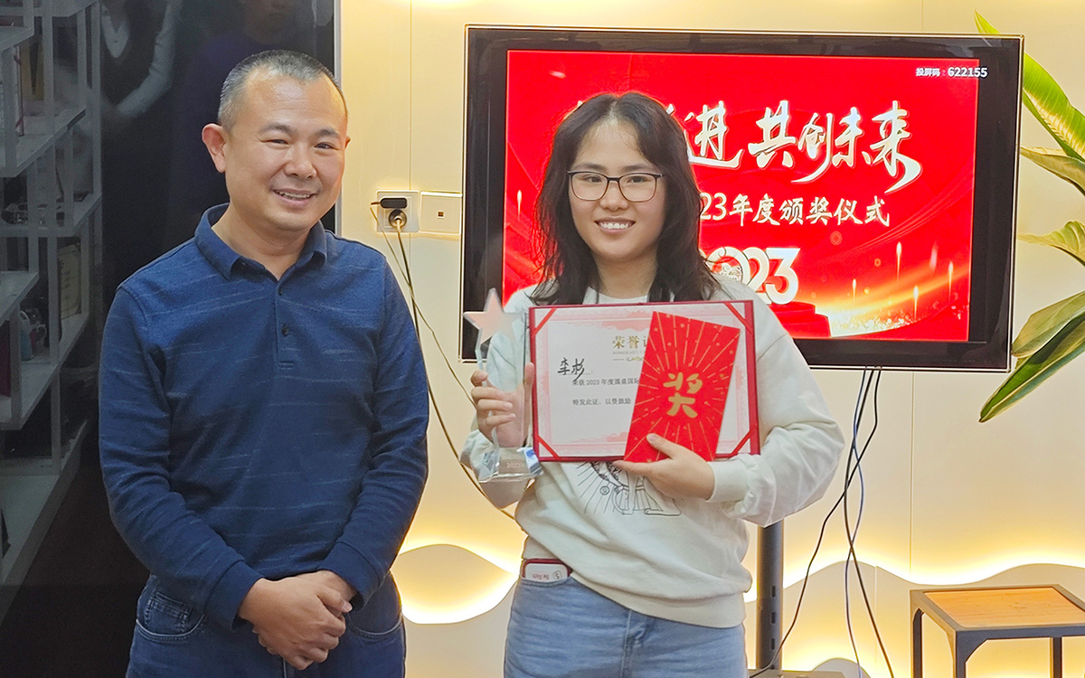 2023年圓桌國際展覽有限公司老板為李杉女士頒發(fā)獎(jiǎng)勵(lì)