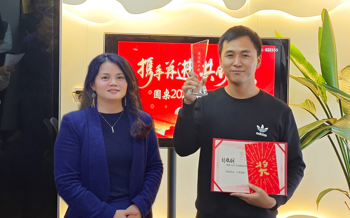 2023年圓桌國際展覽有限公司老板娘為劉曉鋼先生頒發(fā)獎(jiǎng)勵(lì)