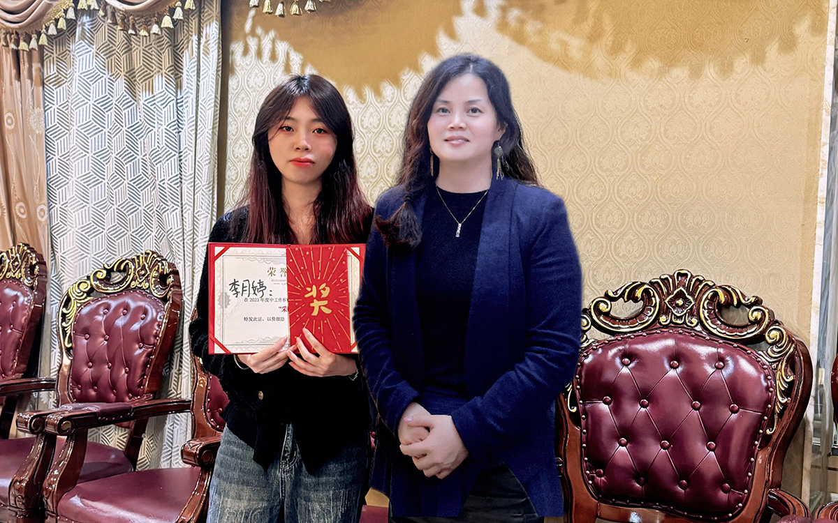 2023年圓桌國際展覽有限公司老板娘為李月婷女士頒發(fā)獎(jiǎng)勵(lì)
