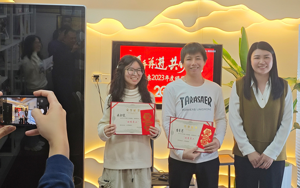 2023年圓桌國際展覽有限公司領(lǐng)導(dǎo)為蔣栩雯、曹景恩頒發(fā)獎(jiǎng)勵(lì)