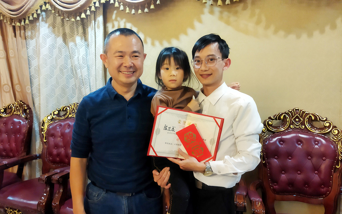 2023年圓桌國際展覽有限公司老板為陳衛(wèi)成先生頒發(fā)獎(jiǎng)勵(lì)