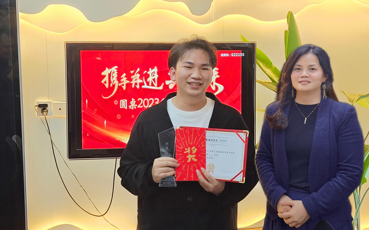 2023年圓桌國際展覽有限公司老板娘為駱振星先生頒發(fā)獎(jiǎng)勵(lì)