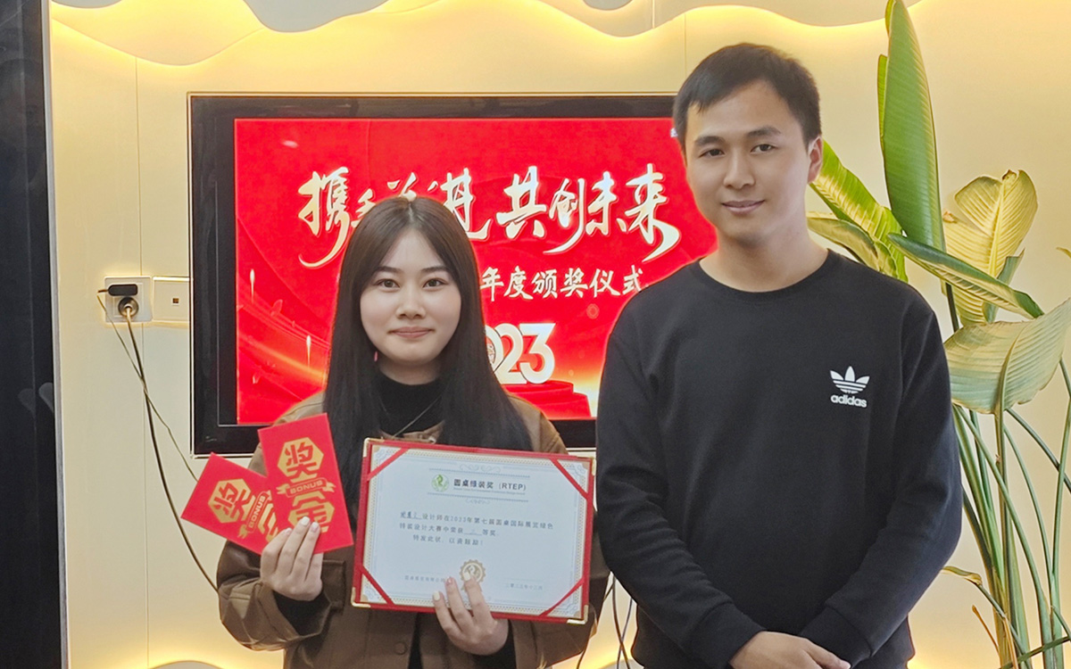 2023年圓桌國際展覽有限公司領(lǐng)導(dǎo)為謝慧文女士頒發(fā)獎(jiǎng)勵(lì)