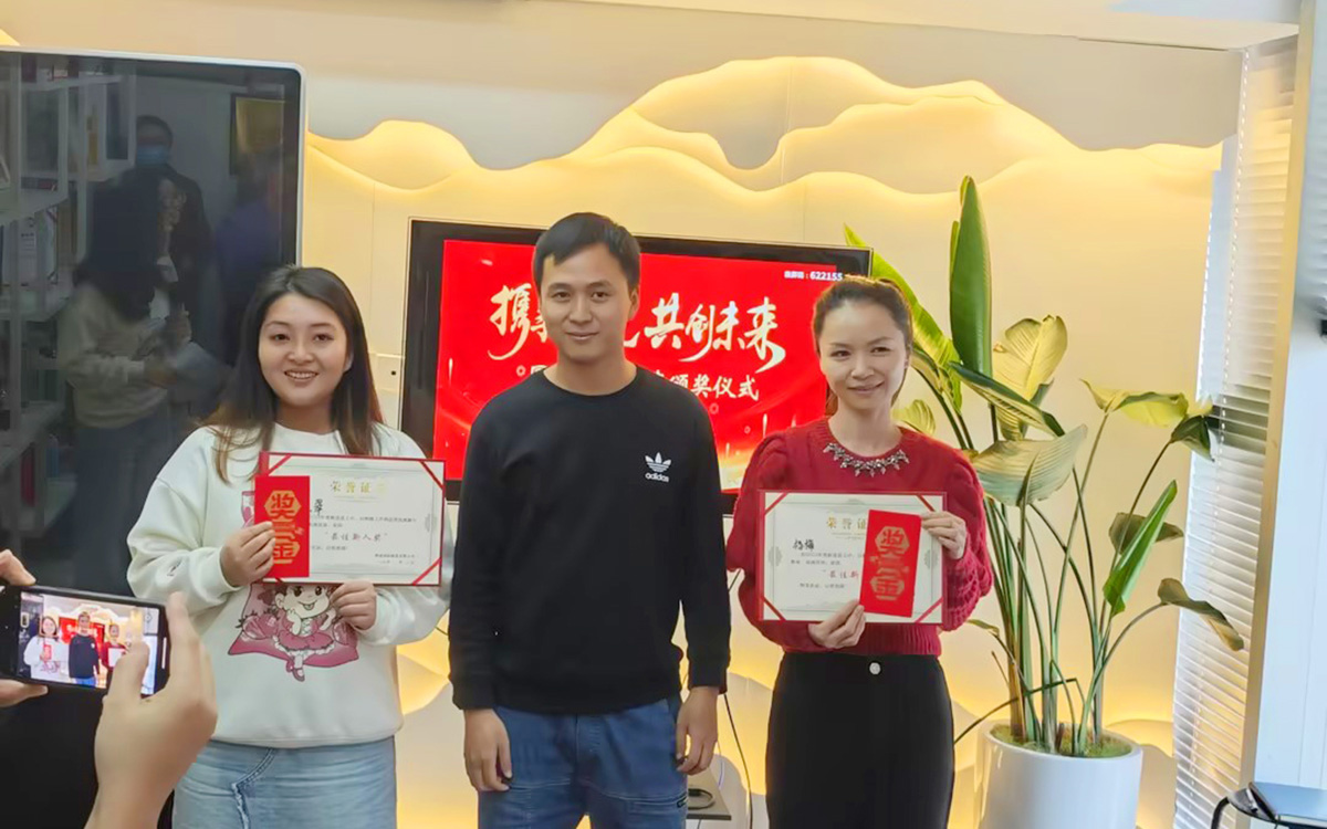 2023年圓桌國際展覽有限公司領(lǐng)導(dǎo)為廖小翠、楊梅頒發(fā)獎(jiǎng)勵(lì)