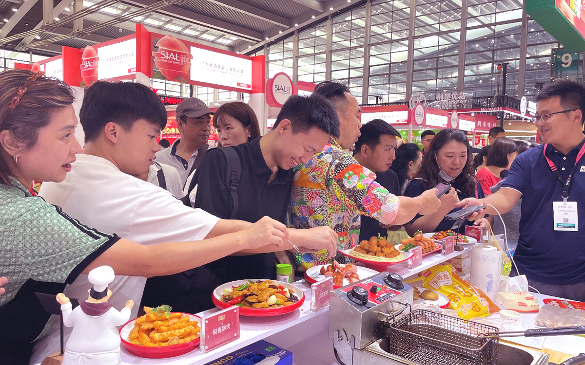 廣州食品展會(huì)的攤位試吃場景